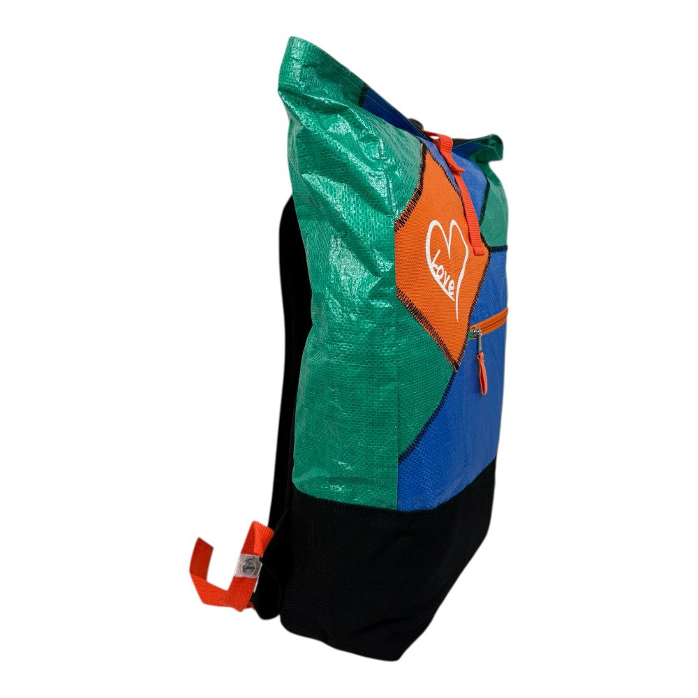 BEADBAGS Love Rucksack – Grün-Blau, weißes Herz, oranger Patch – Bild 2