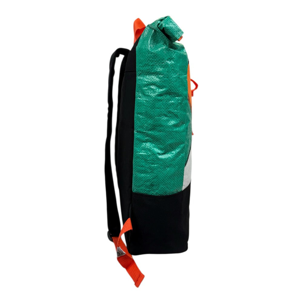BEADBAGS Love Rucksack – Grün-Weiß, weißes Herz, oranger Patch – Bild 2