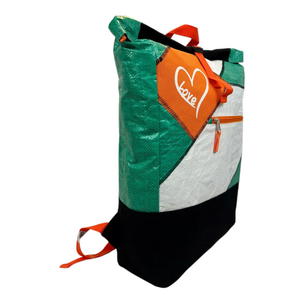 BEADBAGS Love Rucksack – Grün-Weiß, weißes Herz, oranger Patch – Bild 3
