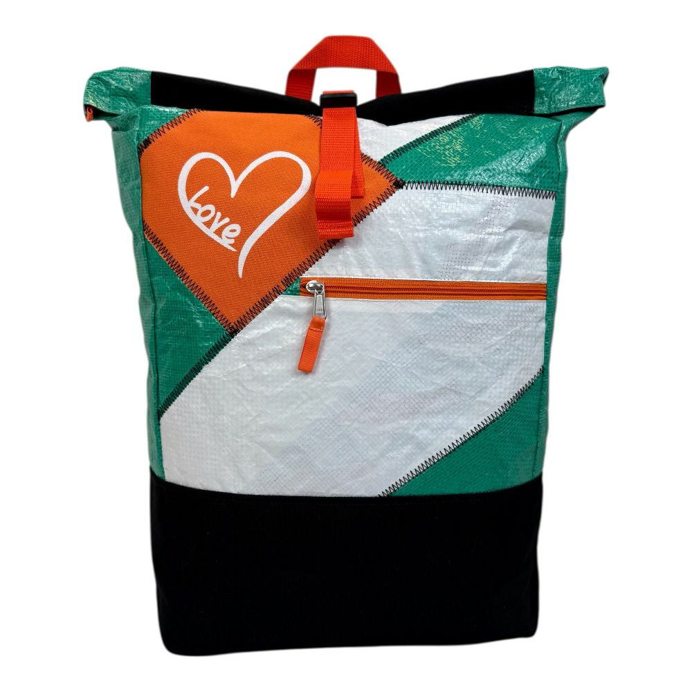 BEADBAGS Love Rucksack – Grün-Weiß, weißes Herz, oranger Patch – Bild 1