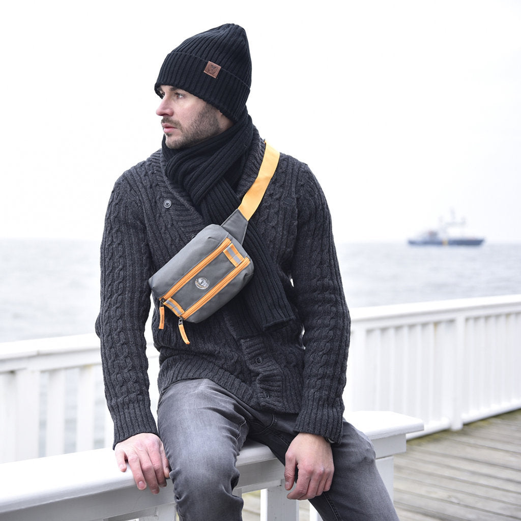 Oceanboundbags von Beadbags Gürteltasche Atlantik grau Personen 3