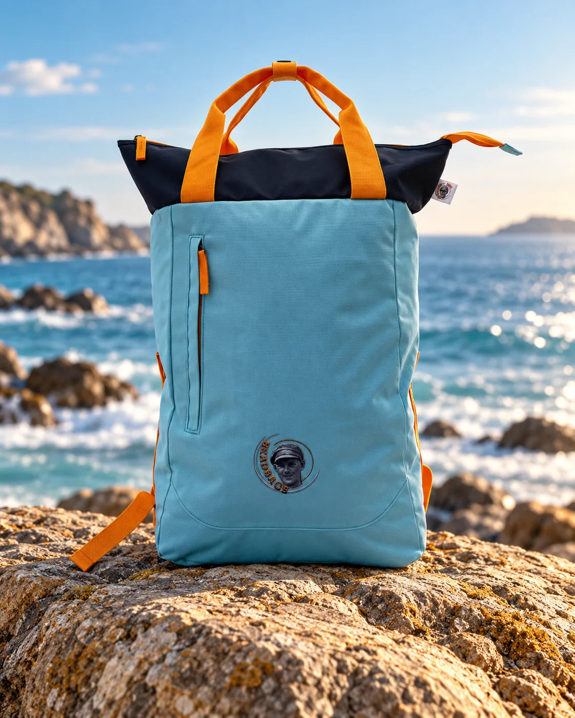 BEADBAGS OCEAN Rucksack aus Recyclingmaterial auf Felsen am Meer