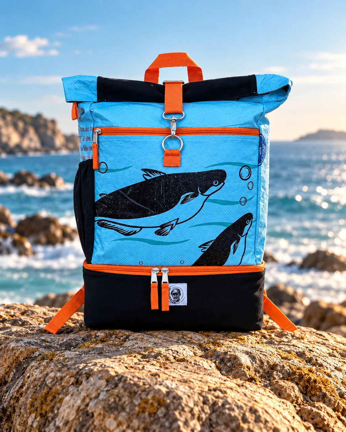 Blauer BEADBAGS Tropics Upcycling-Rucksack an der Küste