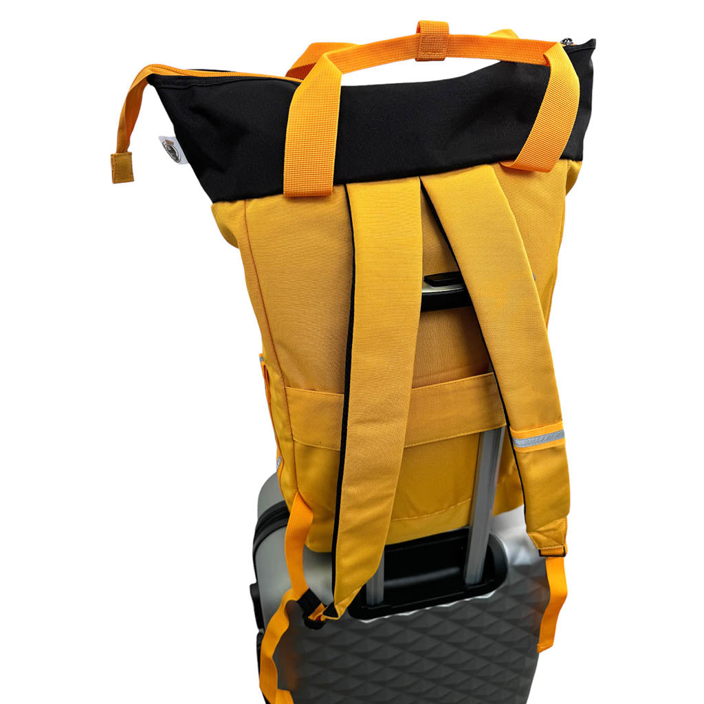 Oceanboundbags von Beadbags Rucksack Pazifik gelb auf Koffer