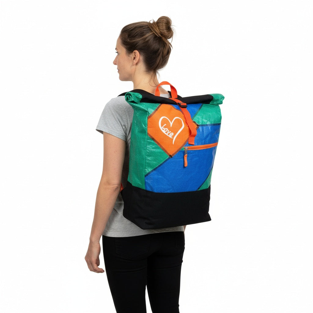 BEADBAGS Love Rucksack – Grün-Blau, weißes Herz, oranger Patch – Bild 7