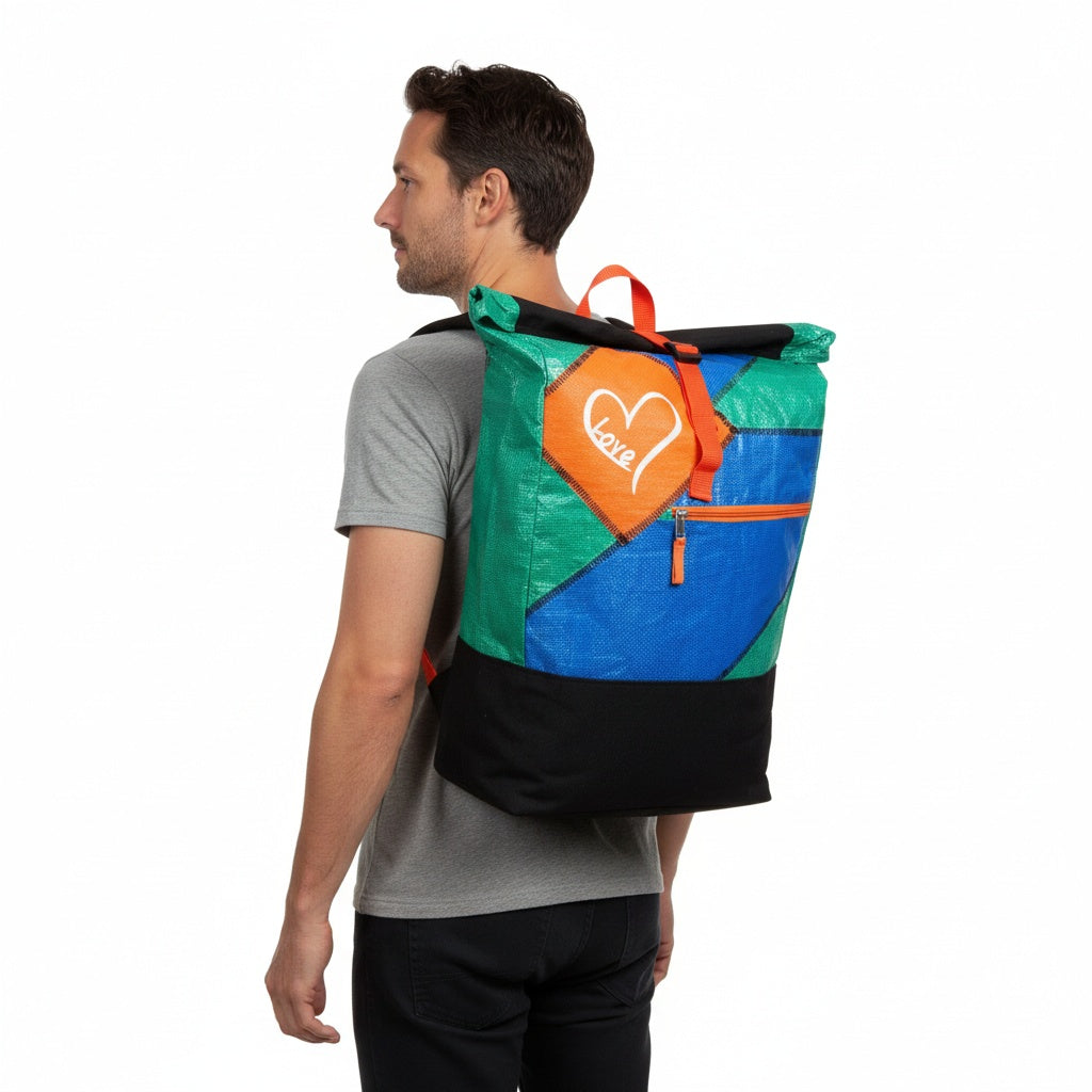 BEADBAGS Love Rucksack – Grün-Blau, weißes Herz, oranger Patch – Bild 6