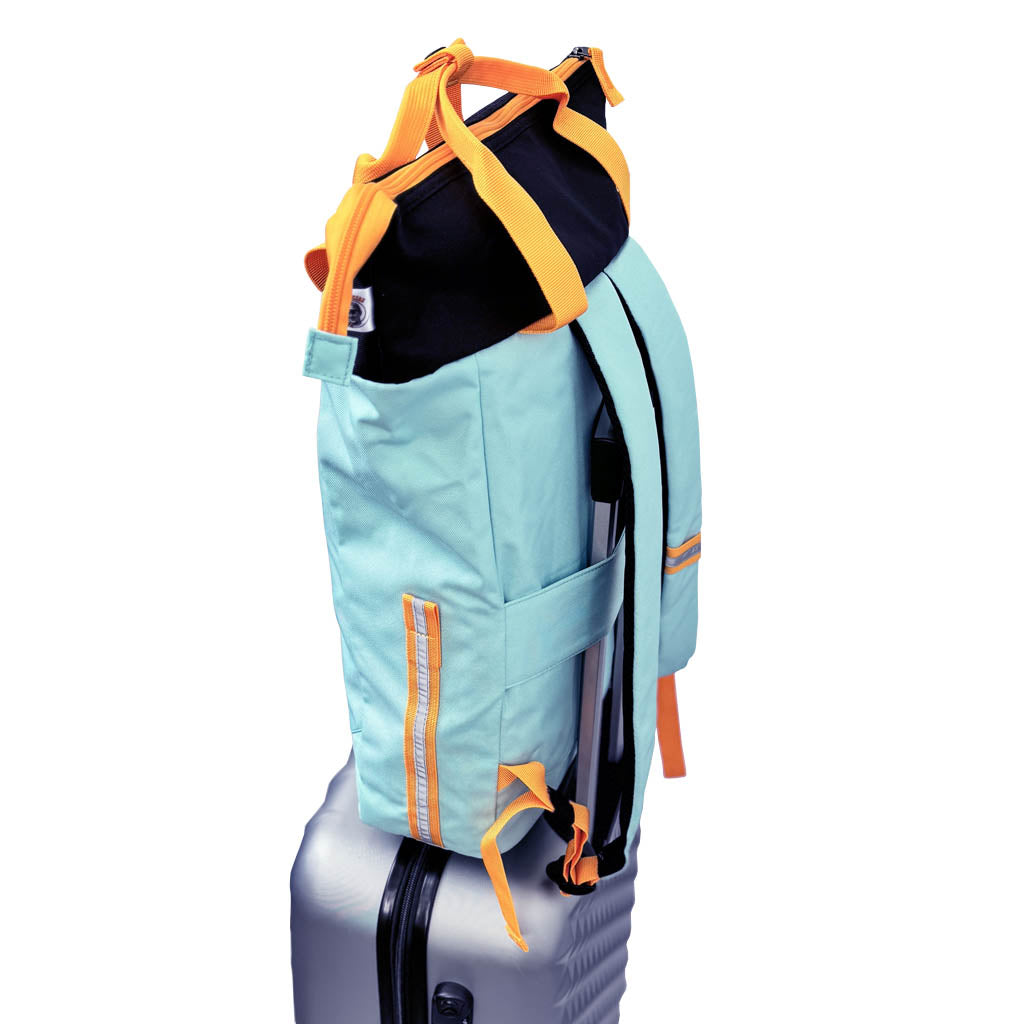 Oceanboundbags von Beadbags Rucksack Pazifik türkis auf Koffer 1