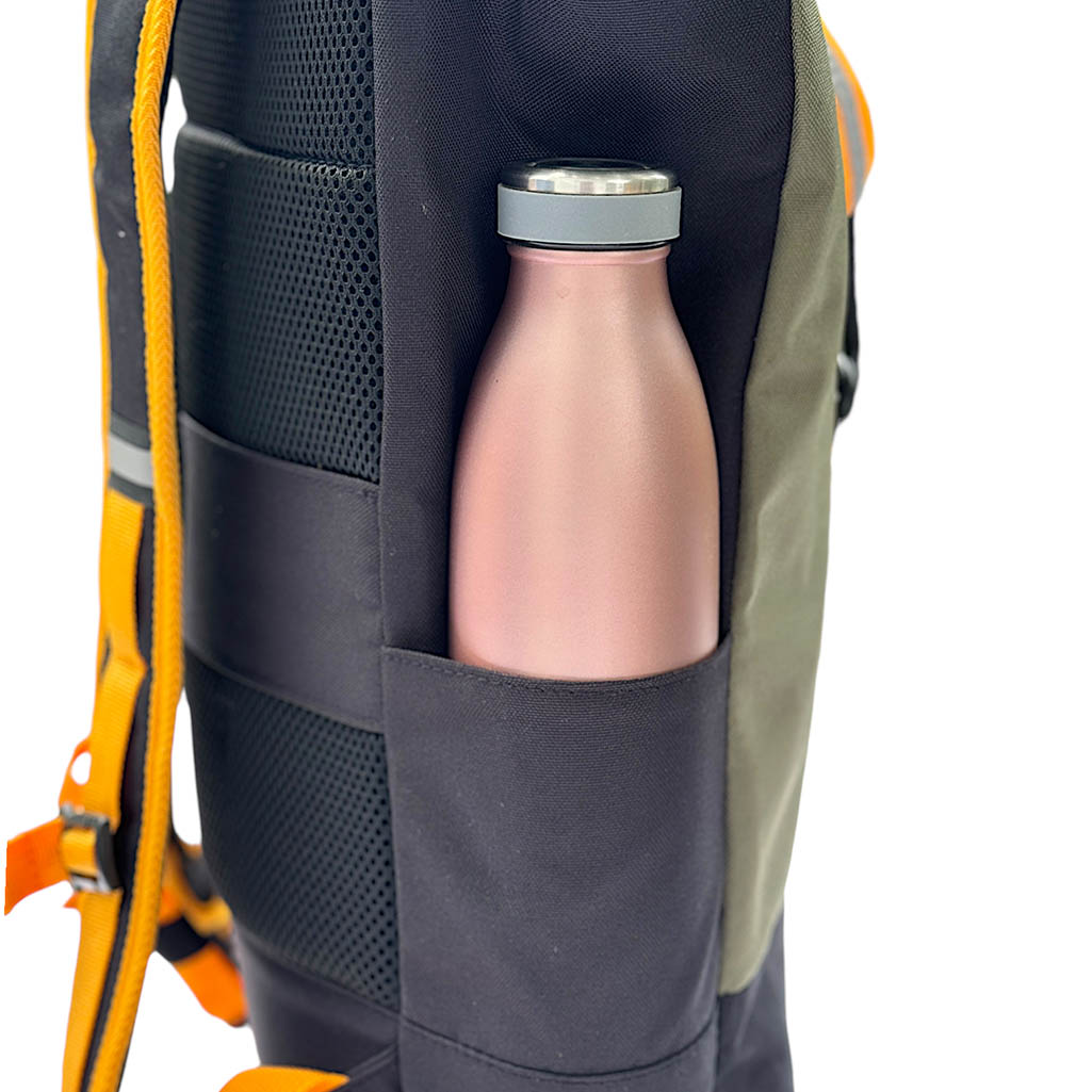 Oceanboundbags von Beadbags Rucksack Ostsee oliv Trinkflasche außen 1