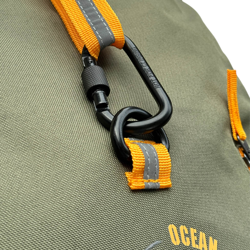 Oceanboundbags von Beadbags Rucksack Ostsee oliv Karabiner 1